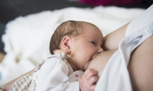 6 Zeichen, dass Ihr stillendes Baby genug Milch bekommt 