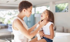 Halsentzündung bei Kindern:Hier ist, was Sie wissen sollten, damit Sie keinen Stress haben 