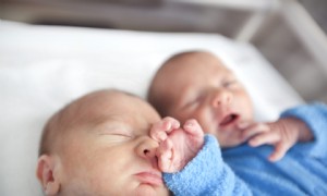 9 Gebote und Verbote bei der Pflege von Zwillingsbabys 