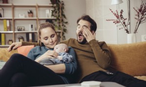 Mama bittet um Hilfe bei der Bewältigung der mentalen Belastung und das Internet liefert 