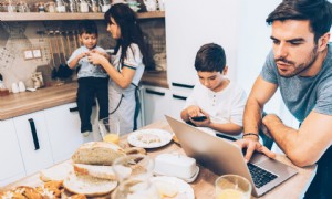 Die tatsächlichen Kosten für die Kinderbetreuung:Zwei Elternteile in einem Vorort von Minneapolis mit 2 Kindern 