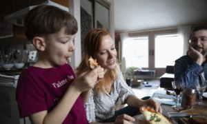 Die tatsächlichen Kosten für die Kinderbetreuung:Zwei Elternteile in Thornton, Colorado, mit 1 Kind