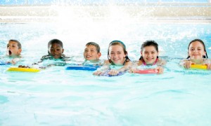 Die CDC warnt Eltern vor einem fiesen Poolparasiten, der auf dem Vormarsch ist 