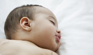Mama fragt, ob sie Recht hatte, Oma zu verbieten, nachdem sie die Ohren ihres 3 Monate alten Babys ohne Erlaubnis gepierct hatte 