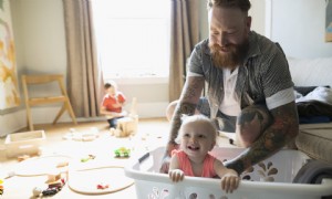 Eltern wägen ab:Wie Sie einen Elternteil unterstützen können, der zu Hause bleibt, wenn Sie derjenige sind, der wieder zur Arbeit geht 