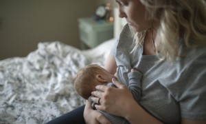 Das Füttern von „morgendlicher“ Muttermilch in der Nacht kann den Schlaf von Babys beeinträchtigen 