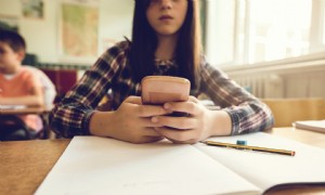 Eltern schreiben ihren Kindern im Unterricht so viel SMS, dass Schulen Telefone verbieten 