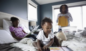 Noch immer erledigen berufstätige Frauen deutlich mehr Hausarbeit als berufstätige Männer