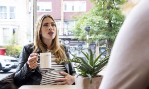 Die werdende Mutter lehnt den Erziehungsratschlag der Stiefmutter ab, weil sie keine „leibliche Mutter“ ist 