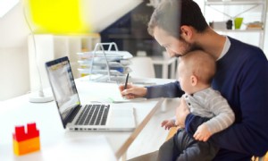 Immer mehr Eltern bringen ihre Babys mit zur Arbeit. Hier ist der Grund! 