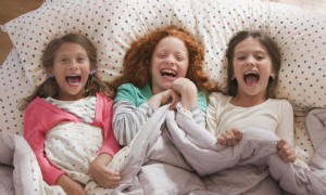 Mama lässt Kinder einen strengen „Übernachtungsvertrag“ unterschreiben, und die Eltern haben ihn nicht 