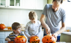 Wie man einen Kürbis schnitzt 