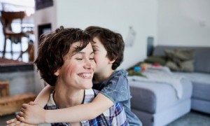 Mama verteidigt das „Babyen“ ihres sensiblen Sohnes und die Leute applaudieren ihr 