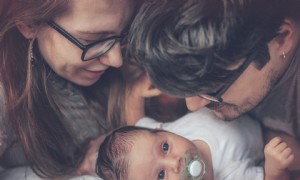 8 Wege, wie Eltern sagen, dass Sie helfen können, nachdem das Baby da ist 