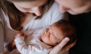 Eltern lösen Debatte mit neuem gemischten Nachnamen für Baby aus