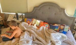 Mama sagt, sie hat Bildschirme verboten, und jetzt lesen ihre Kinder die ganze Zeit 