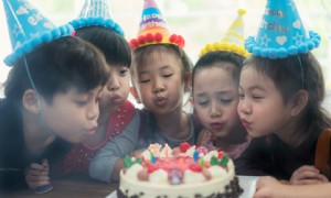 Planen Sie eine lustige Wintergeburtstagsfeier für Kinder