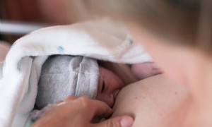Krankenhäuser, die das Stillen forcieren, können mehr schaden als nützen 