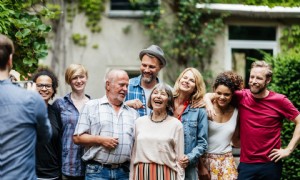 10 Möglichkeiten, Ihr LGBTQ+-Kind bei Familientreffen zu unterstützen 