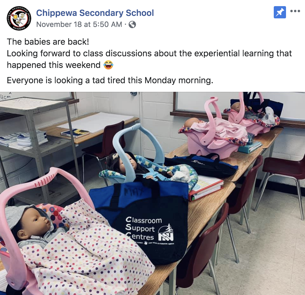 Der Lehrer teilt lustige Texte von Schülern, die sich um „falsche Babys“ kümmern sollen