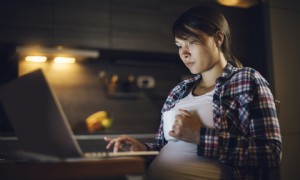 Die Schwangerschaft hat meine Workaholic-Tendenzen verstärkt, aber so habe ich gelernt, mich zu entspannen 