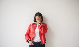 Die Kinder dieser Mutter rufen ihre Periode auf einer öffentlichen Toilette aus und es ist so nachvollziehbar 