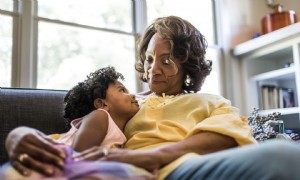 Oma ruft Eltern an, die Großeltern als Babysitter einsetzen 