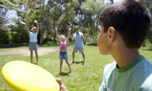 15 Frisbee-Spiele für Kinder 