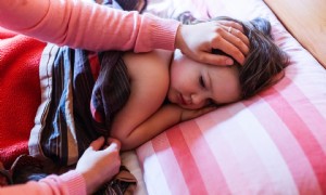 Mutter schlägt Eltern, die kranke Kinder nicht zu Hause behalten 