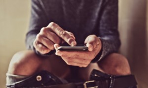 Die überdrüssige Mutter ruft den Ehemann an, weil er sich im Badezimmer versteckt, wenn es um die Elternschaft geht 