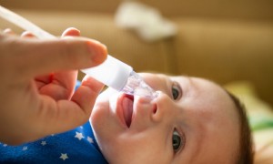 6 einfache Mittel, um die laufende Nase eines Babys zu lindern 