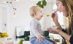 Die Tipps, die Sie brauchen, um Babynahrung sicher zu erhitzen, aufzubewahren und zuzubereiten 