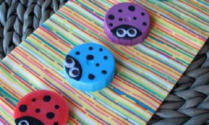 Wie man Plastikdeckel-Marienkäfer macht