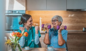 Was in den Tagesablauf für erwachsene und ältere Pflegekräfte aufgenommen werden sollte