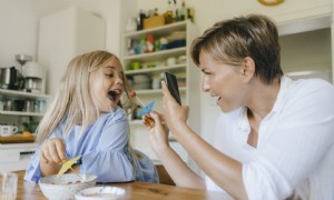 Ist Sharen gefährlich? Was Sie wissen sollten, bevor Sie wieder etwas über Ihre Kinder online posten 