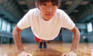 Foto von Mutter, die Sohn auf dem Badezimmerboden Liegestütze machen lässt, löst Debatte über Disziplin aus