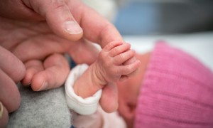 Frühgeburt und Babys:Was sind die Ursachen, Anzeichen und Risiken? 