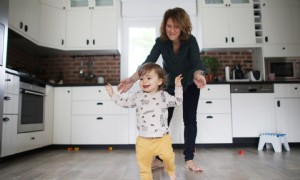 Soll ich mein Kindermädchen, meinen Babysitter oder meine Tagespflege während der Pandemie weiter bezahlen? 