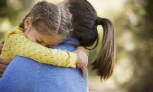 6 Möglichkeiten, mit der Schuld umzugehen, wenn Sie Ihr Kind in die Obhut einer anderen Person gegeben haben 