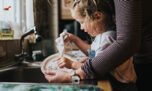 27 altersgerechte Aufgaben für Kinder, die Spaß machen und von denen sie lernen werden 