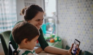 Was tun, wenn Großeltern während der COVID-19-Krise zu Besuch kommen möchten? 