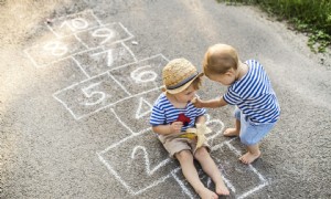 Wie man einem Kleinkind mit 6 einfachen Aktivitäten das Teilen beibringt 