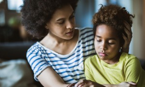 Wie schwarze Eltern mit ihren Kindern in jedem Alter harte Gespräche über Rassismus führen können 