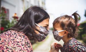 5 Mythen über Gesichtsmasken und Kinder:Was Eltern laut Experten wissen müssen 