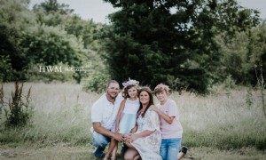 Eltern veranstalten eine Geschlechtsenthüllung, um ihre Transgender-Tochter zu feiern 