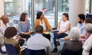 Wie Eltern von LGBTQ+-Menschen Unterstützung finden können, wenn ihr Kind herauskommt