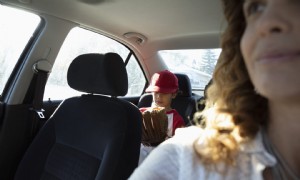 9 Dinge, die Sie wissen sollten, bevor Sie ein Kindermädchen oder einen Sitter einstellen, um Ihre Kinder zu fahren 