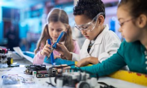 Pod-Schulen sind der neueste Pandemie-Trend, aber werden sie mehr schaden als helfen? 