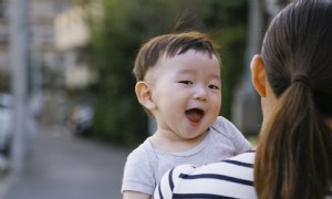 Wann fangen Babys an zu sprechen? Hier ist, was Eltern und Betreuer erwarten können 