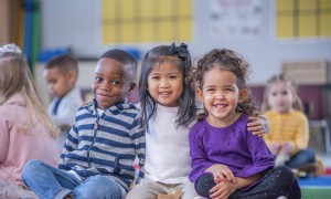 Redshirting:Die Vor- und Nachteile, wenn Sie Ihr Kind ein Jahr zurückhalten 